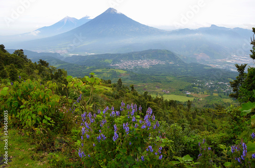 Panorama na krainę wulkanów w Gwatemali. Widok z wulkanu Pacaya na wulkany Acatenango i Fuego.