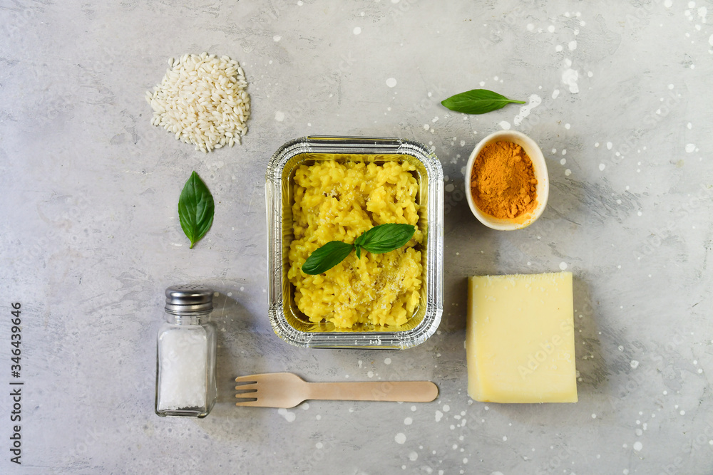 Foto de food delivery risotto milanese takeaway in an aluminum
