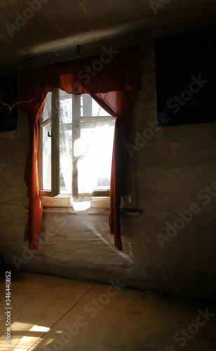 Blask promieni s  onecznych wpadaj  cych przez otwarte okno