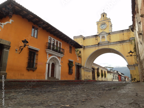 Brama antycznego miasta  Antigua w Gwatemali na Jukatanie © Tomasz Aurora