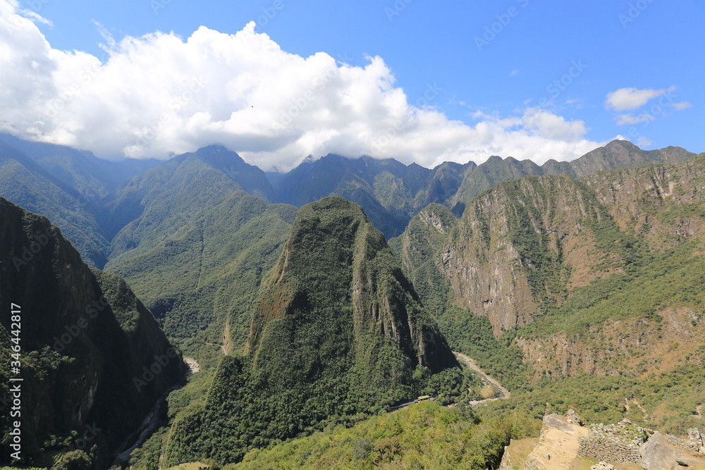 Fototapeta premium Mountains around the old city of Machu Picchu