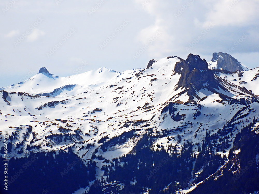 Φωτογραφία Alpine snowy peaks Least and Sächsmoor (Saechsmoor or Sachsmoor) with the Flumserberg Ski Resort in the Glarus Alps mountain range, Oberterzen - Canton of St