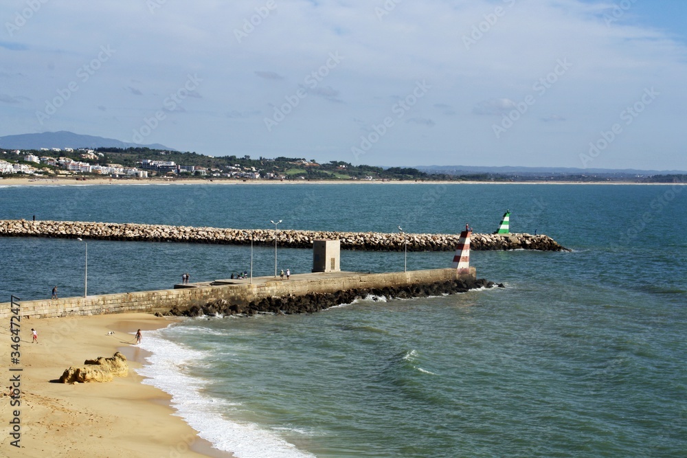 Playa de la patata y entrada al puerto deportivo de Lagos, Algarve, Portugal. 
