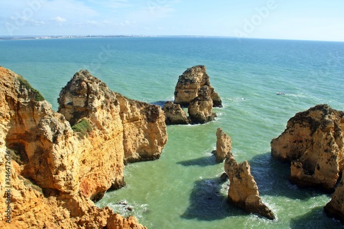 Acantilados y formaciones geológicas del cabo de Ponta de Piedade en Lagos, Algarve, Portugal. Un bonito paisaje costero modelado por el mar y el aire sobre la roca arenisca.