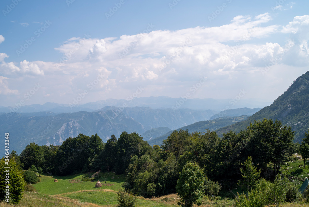 Piękny krajobraz górski z okolic stolicy Czarnogóry. Piękne błękitne niebo z białymi chmurami.