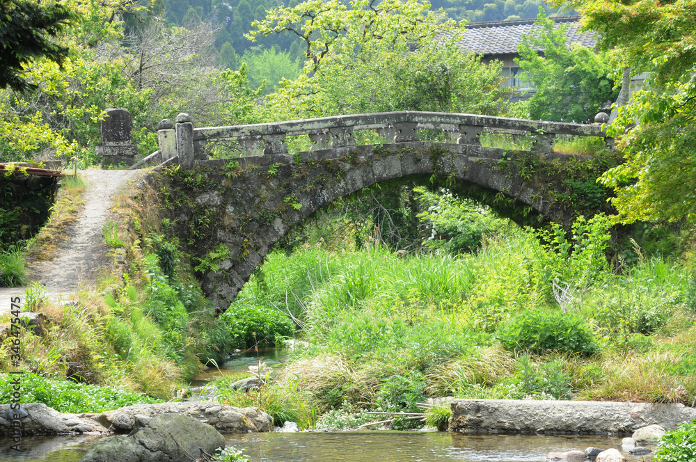 小川にかかる古い石橋