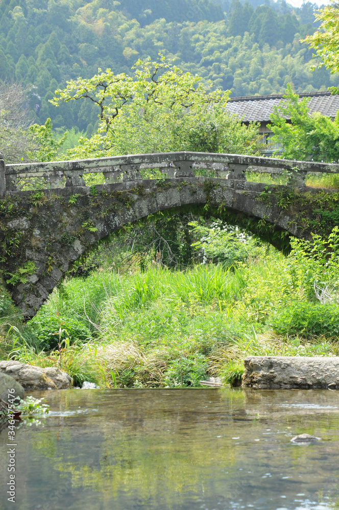 小川にかかる古い石橋