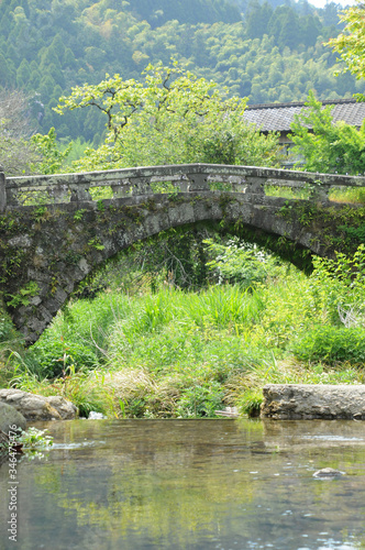小川にかかる古い石橋