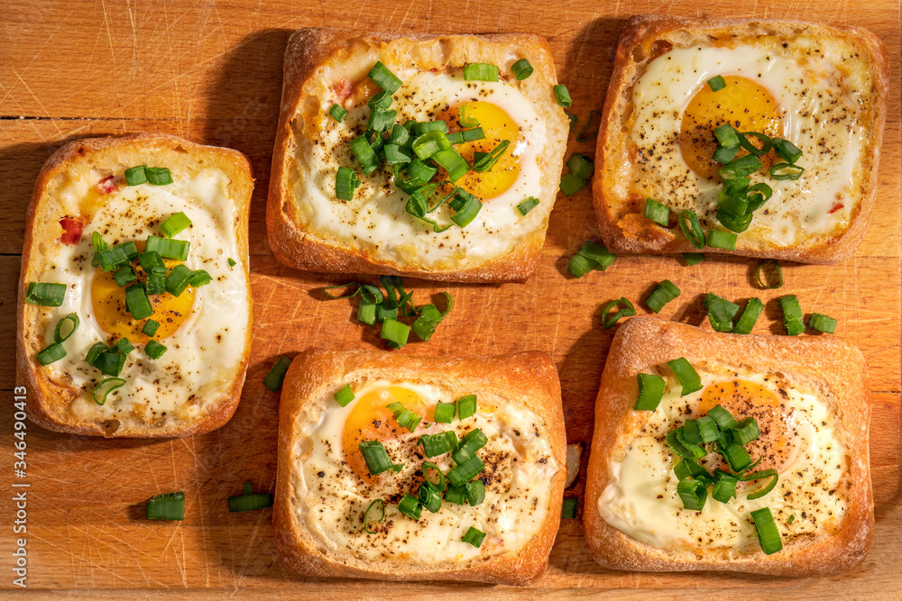 Jajko zapiekane w chlebie, przekąska, śniadanie