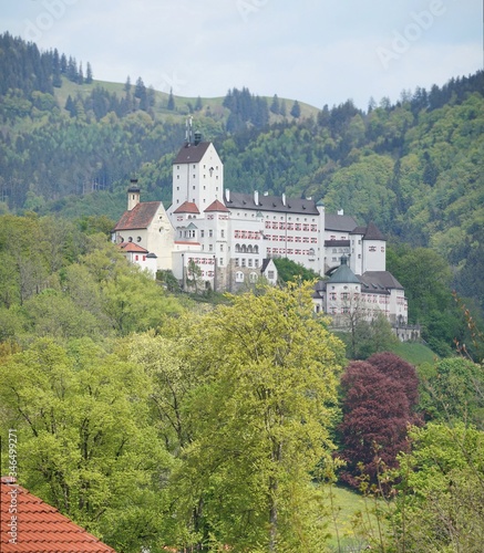 Blick auf Schloß Hohenaschau von Westen