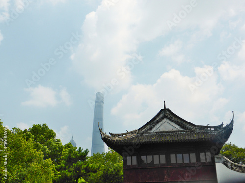 Skyline de Shanghái, contraste entre futuro y tradición.