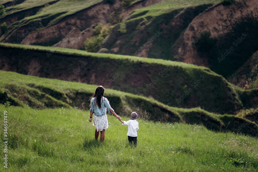 Naklejka premium girl with a boy on green hills smile love
