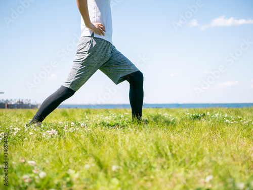 アキレス腱を伸ばすストレッチをする人