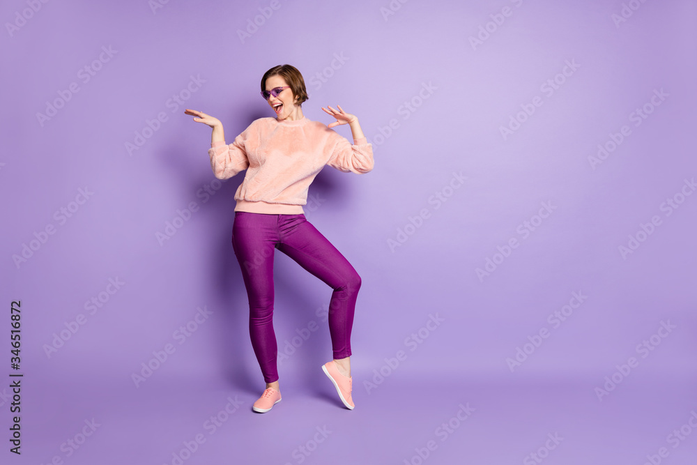 Full length photo of cheerful crazy girl dance in night club feel rejoice emotions cool performer enjoy disco wear stylish modern clothes isolated over violet color background