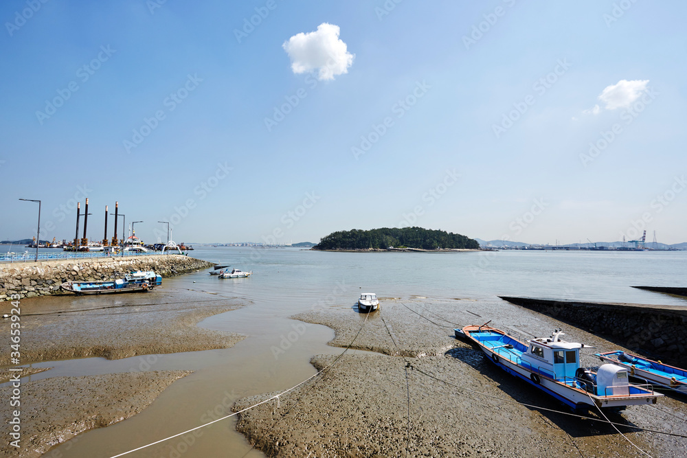 Obraz premium Gueup harbor in Yeongjongdo Island, South Korea. 