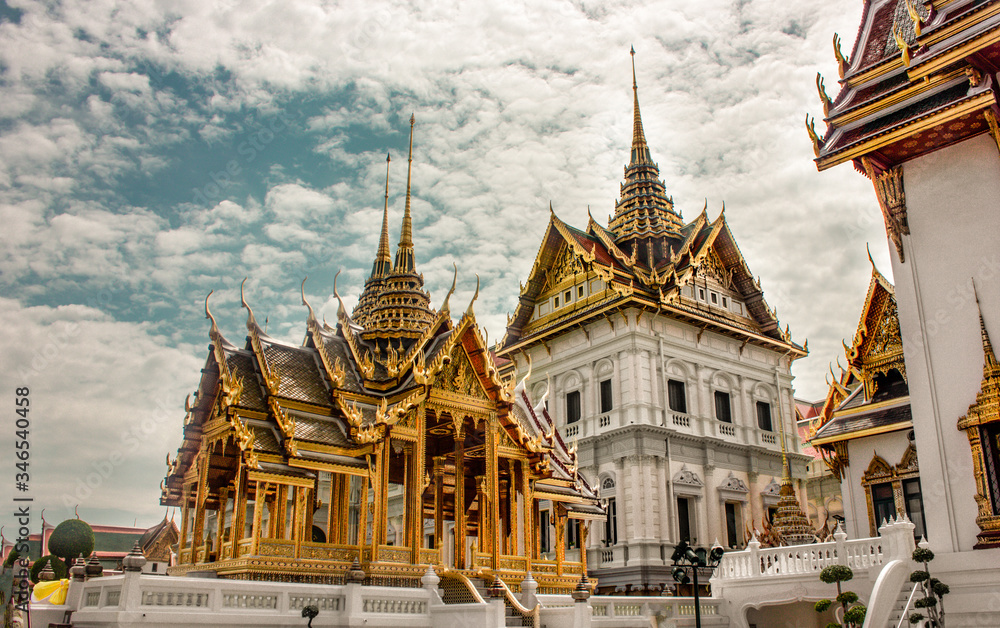 thai temple architecture in bangkok