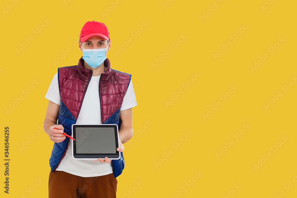 A man wearing a mask USES a tablet computer A man wearing a mask USES a tablet computer