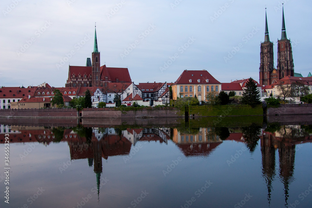 Naklejka premium river, water, architecture, city, lake, reflection, house, europe, sky, travel, landscape, building, town, italy, view, blue, old, houses, village, bridge, urban, church, castle, pond, tourism,wroclaw
