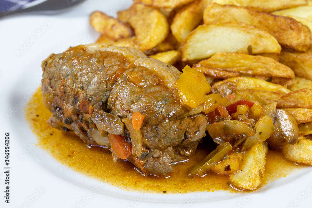 paupiette de boeuf et frites dans une assiette paupiette de boeuf et frites dans une assiette