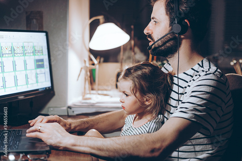 Tableau sur toile multi-tasking, freelance and fatherhood concept - working father with baby daugh