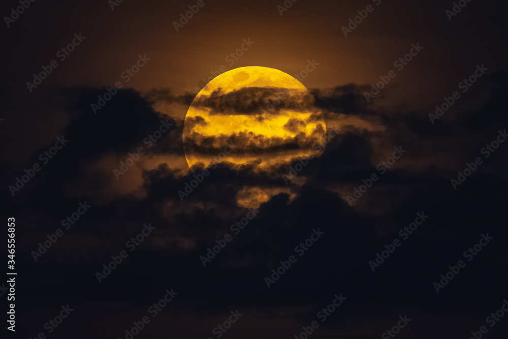 Obraz premium Cloudy Super Moonrise