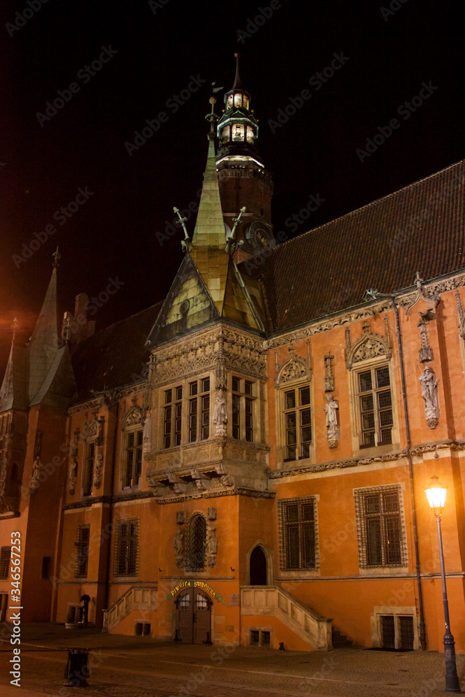 Fototapeta premium night, street, city, light, lights, architecture, urban, town, building, road, europe, old, winter, traffic, evening, travel, dark, wroclaw,poland, cityscape, downtown, sky, view, tower, italy, car