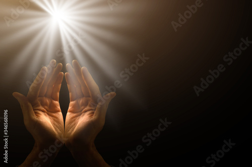 Canvas Print Man hands praying in dark background