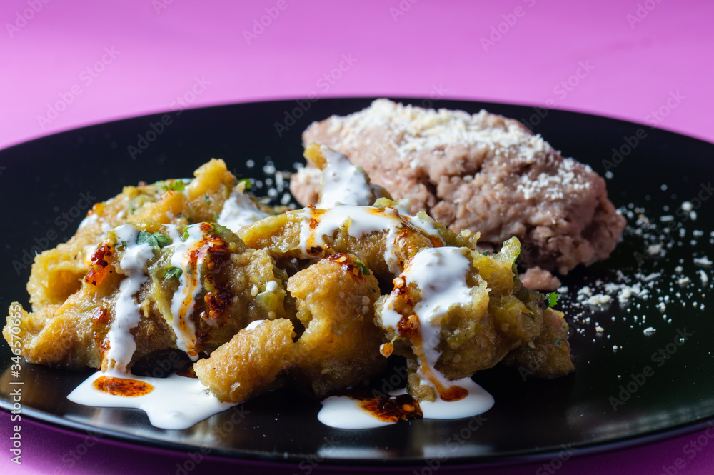 Pork rinds in green salsa with refried beans Pork rinds in green salsa with refried beans