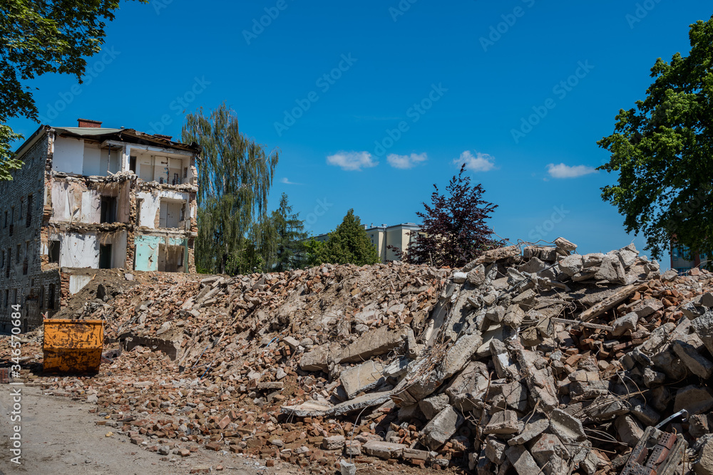 Obraz premium Wohnhaus wird abgerissen um Platz für Neubau zu schaffen