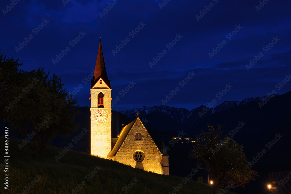 Die Pfarrkirche Maria Himmelfahrt in Feldthurns, Südtirol während der 