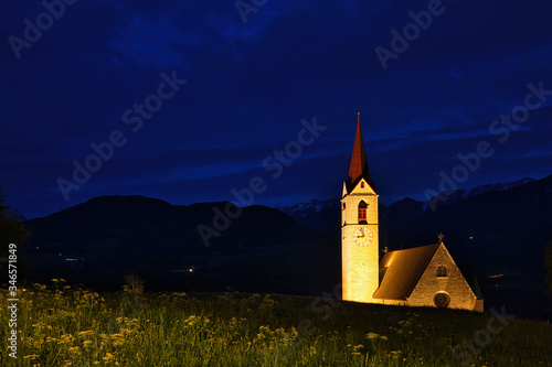 Die Pfarrkirche Maria Himmelfahrt in Feldthurns, Südtirol während der 