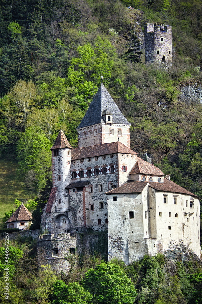 Die Trostburg Waidbruck inmitten der Landschaft in Südtirol