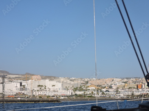 Costa del sur de Tenerife vista desde un barco