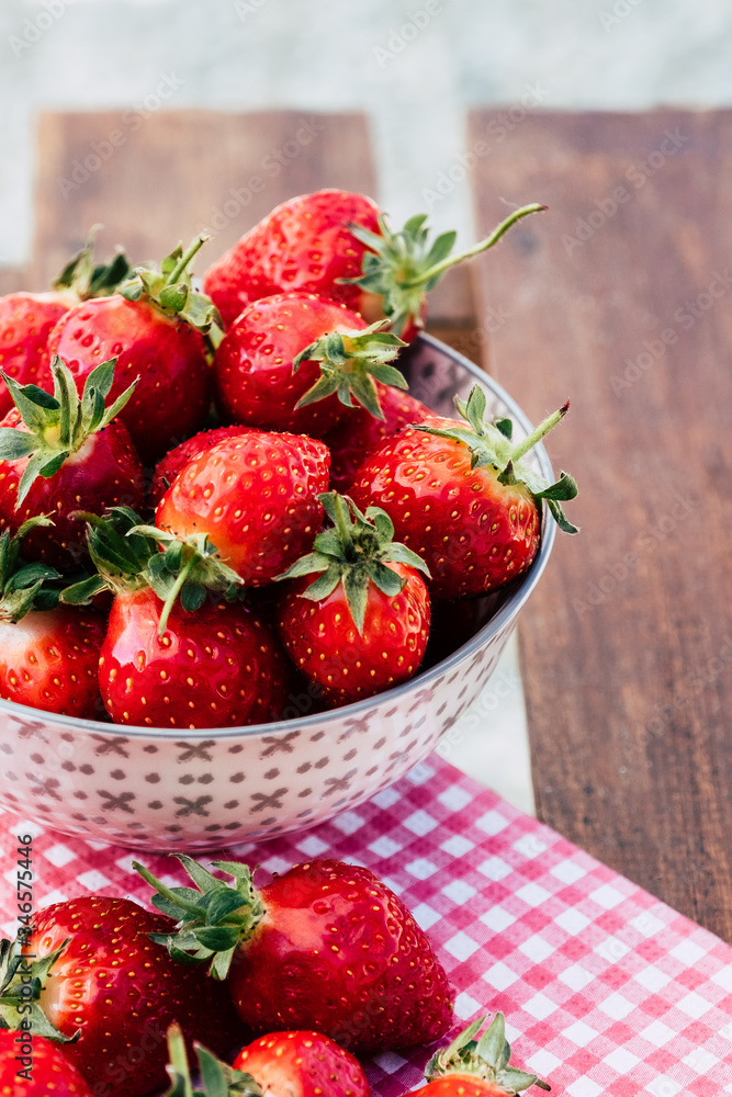 Fraises mûres dans un bol