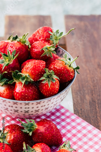 Obraz na płótnie Fraises mûres dans un bol w salonie
