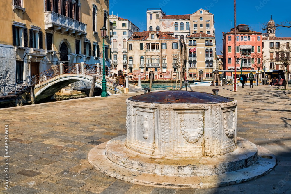 venedig, italien - alter brunnen im stadtviertel dorsoduro