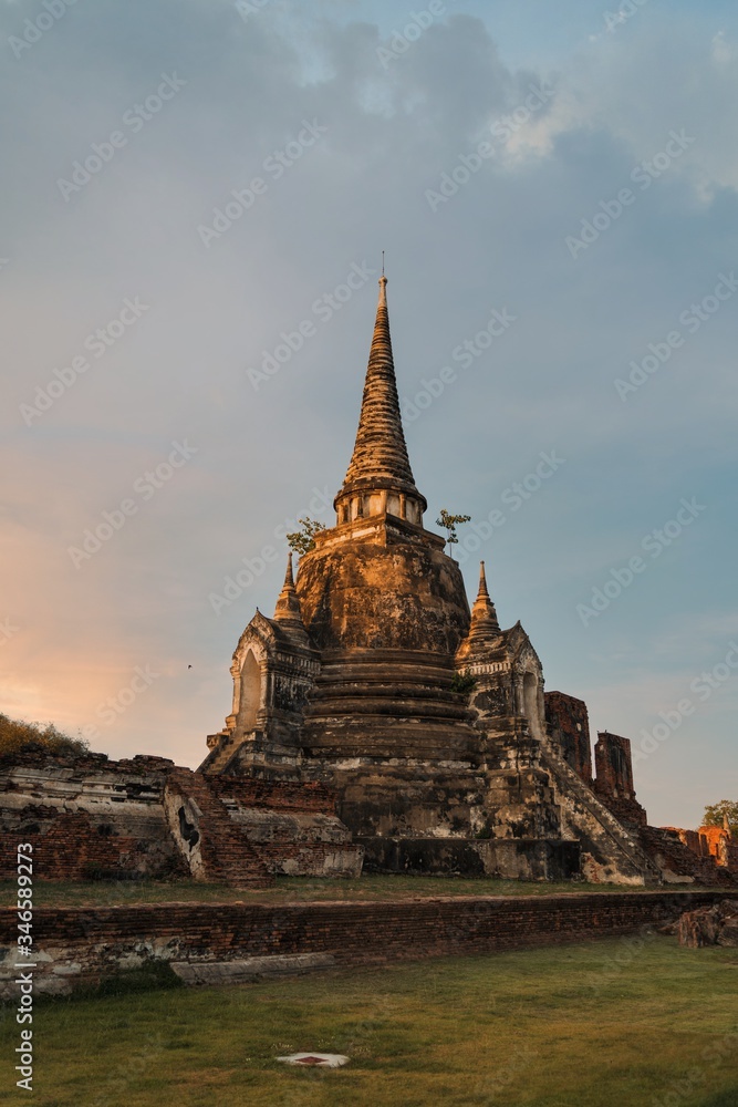 Fototapeta premium Ancient temple in Ayutthaya at sunset