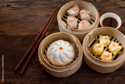 Fotografie Steamed Bun in steamed dish in a bamboo steamer box to enjoy the sweet tenderness of dried sakura shrimp