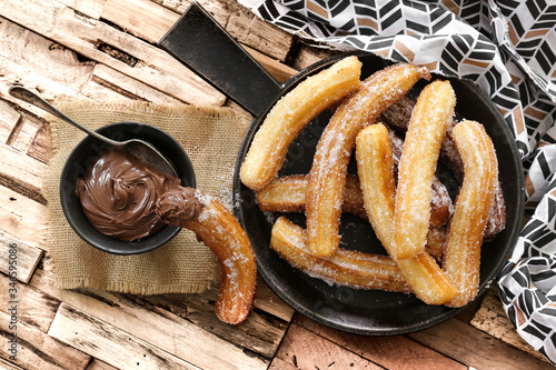 churros et chocolat chaud épais (sur fond bois)