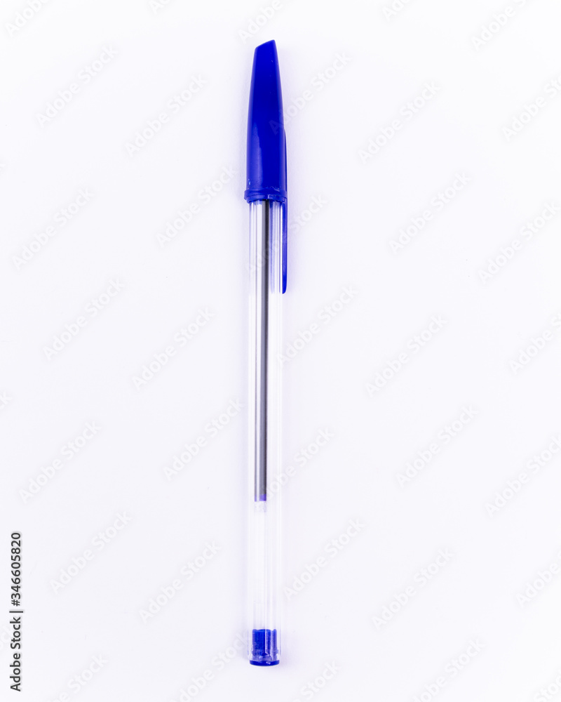 Długopis plastikowy na białym wyizolowanym tle.