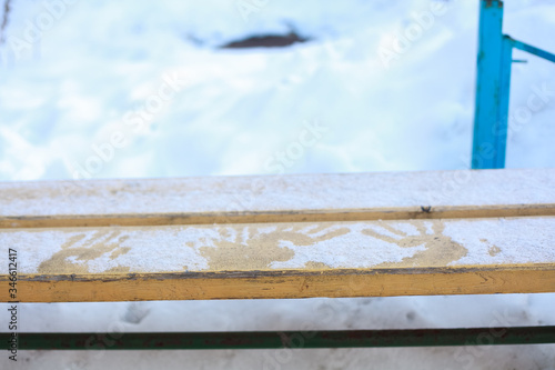 Bench, Snowy handprints Скамейка, Снежные следы от ладошек