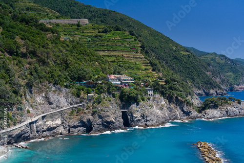 Widok na zatokę i zbocza Monterosso Al Mare, Liguria, Włochy