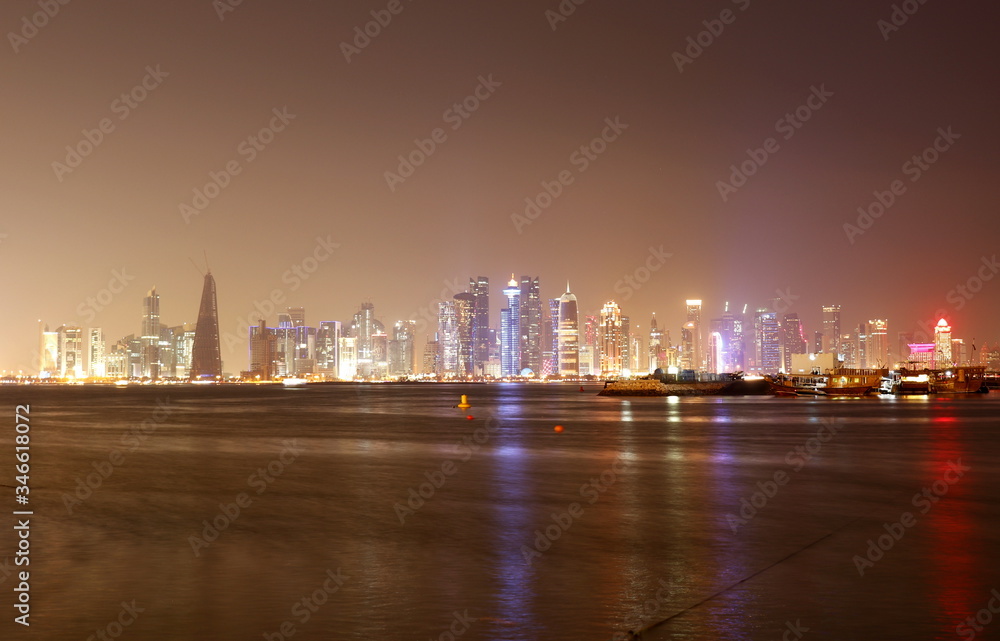Fototapeta premium Doha, capitale du Qatar, by night