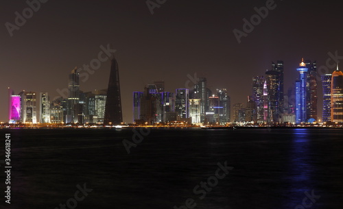 Doha  capitale du Qatar  by night