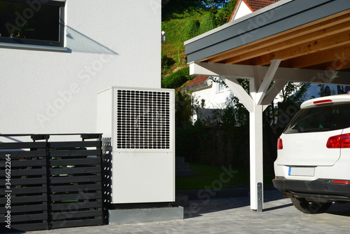 
Luftwärmepumpe und Carport vor einem Wohnhaus photo