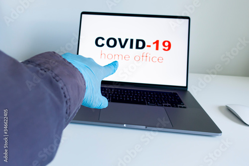 laptop, koronawirus, covid, covid-19, praca zdalna, zdrowie, rękawiczki