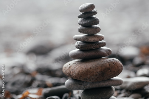 Canvas Print Sea pebbles folded into pyramid