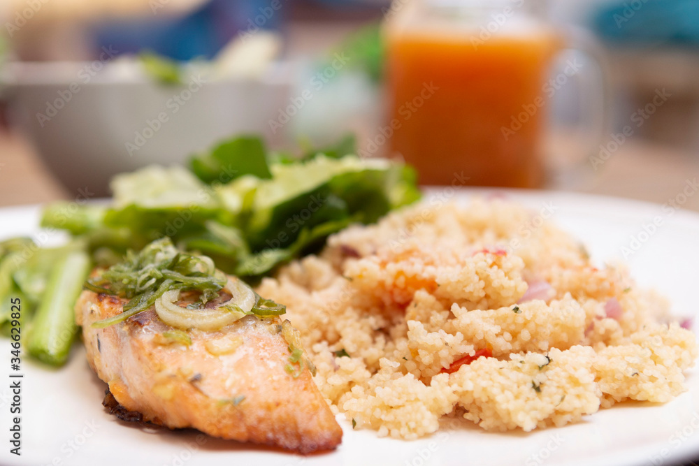 Salmão grelhado com cuzcuz marroquino e salada de folhas verdes Salmão grelhado com cuzcuz marroquino e salada de folhas verdes