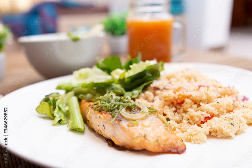 Salmão grelhado com cuzcuz marroquino e salada de folhas verdes Salmão grelhado com cuzcuz marroquino e salada de folhas verdes