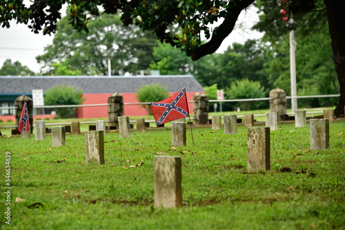 Φωτογραφία Southern confederate cemetery with gravestones and union jack flags in Georgia